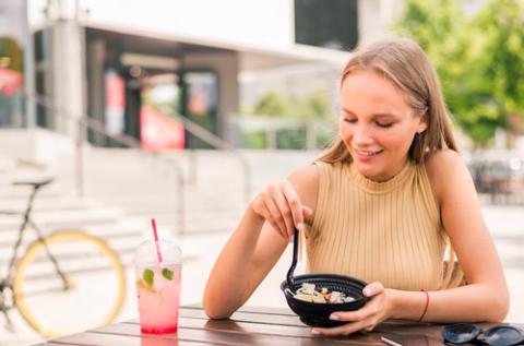 Étudiante qui déjeune