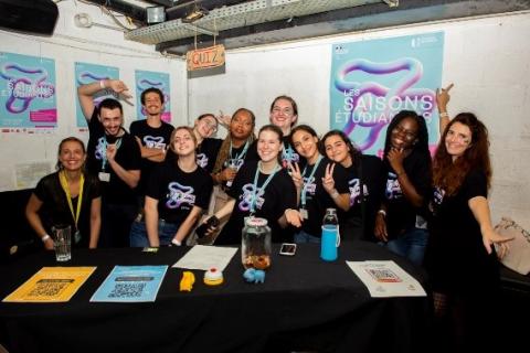 Benevoles LSE 2024 Photographie d'un groupe d'étudiants bénévoles devant leur stand